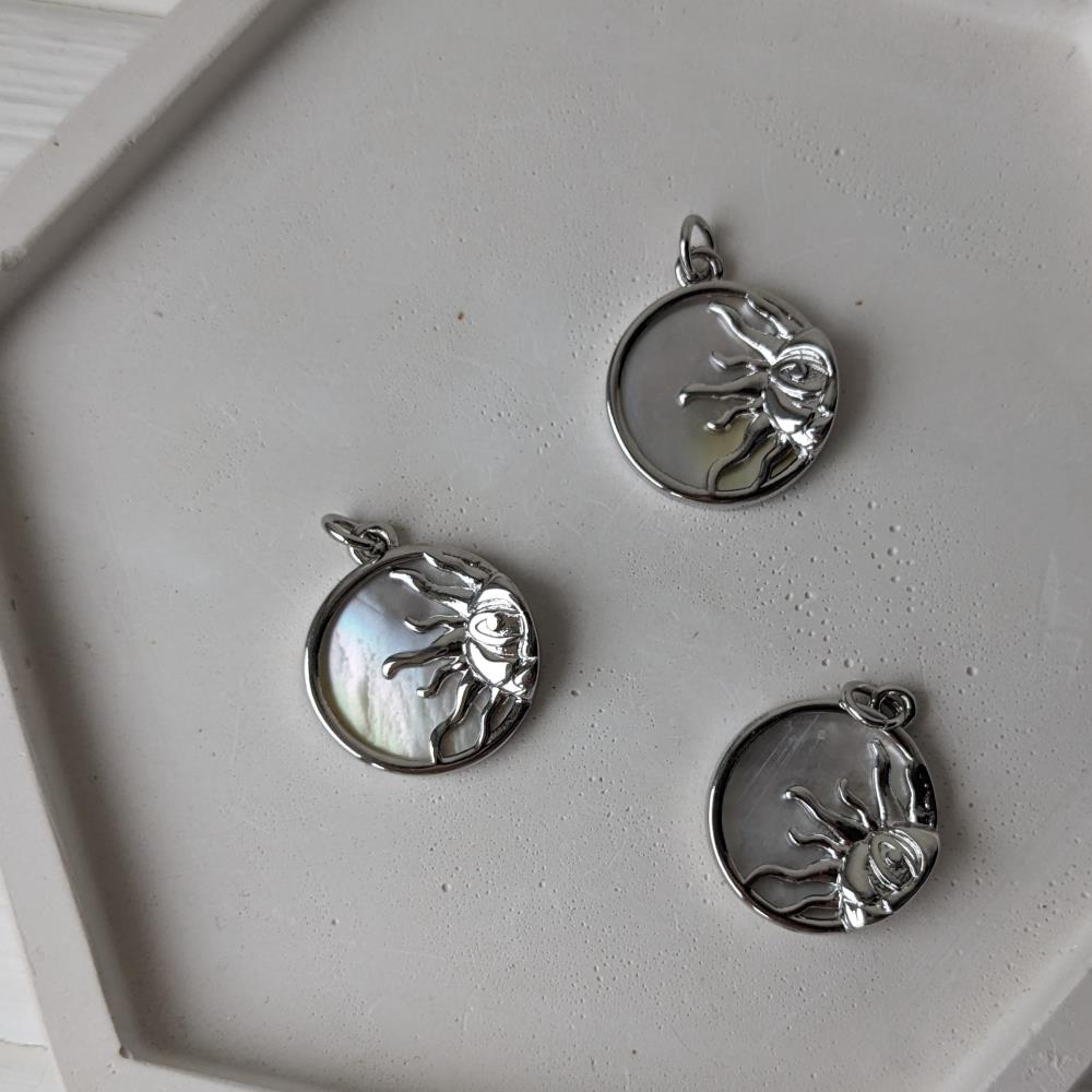 Perleťový prívesok so slnečným kruhom, 18 mm, ródiovaný