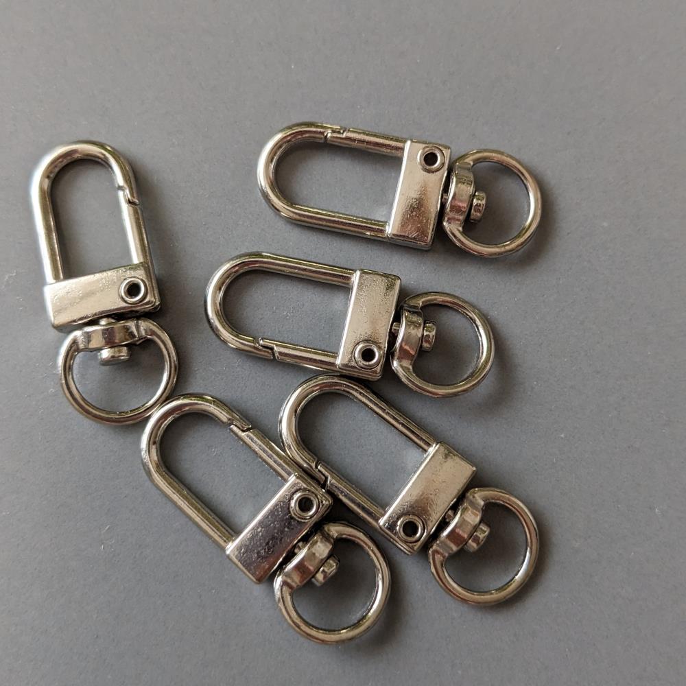 Spona na retiazku v tvare karabíny, strieborná farba, dĺžka 34 mm