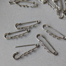 Moderná brošňa s 3 očkami, 5 cm a oceľovou farbou.