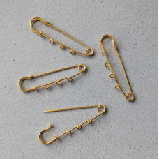 Moderná brošňa s 3 očkami, 7 cm, zlatej farby.