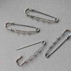 Moderná brošňa s 3 očkami, 7 cm a oceľovou farbou.