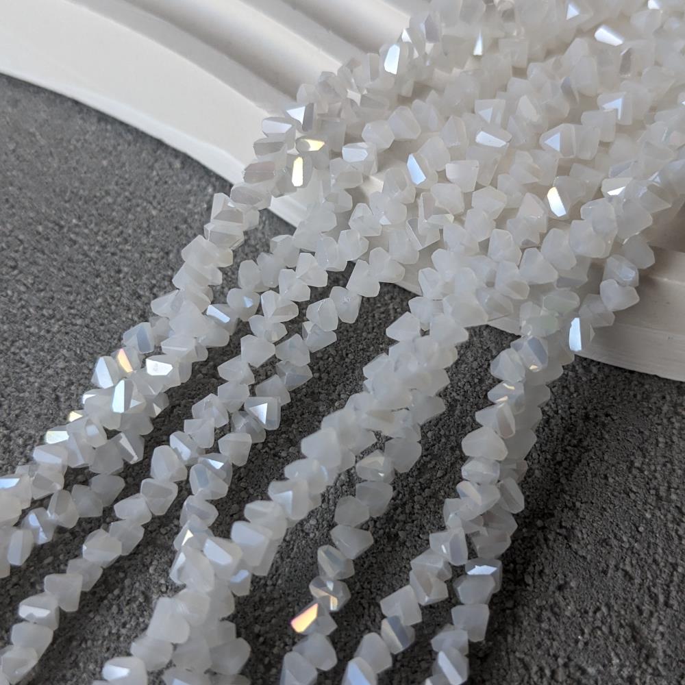 Krištáľový trojuholník 4*2,7 biely priesvitný AB, 32 cm