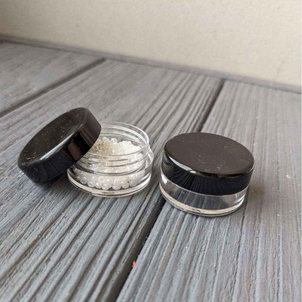 nádoba s čiernym viečkom, 5 ml, priemer 3 cm, výška 15 mm