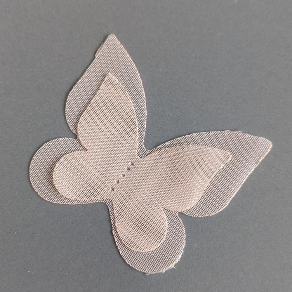 Jednoduchý motýlik z broskyňového šifónu, 4,5 x 4 cm