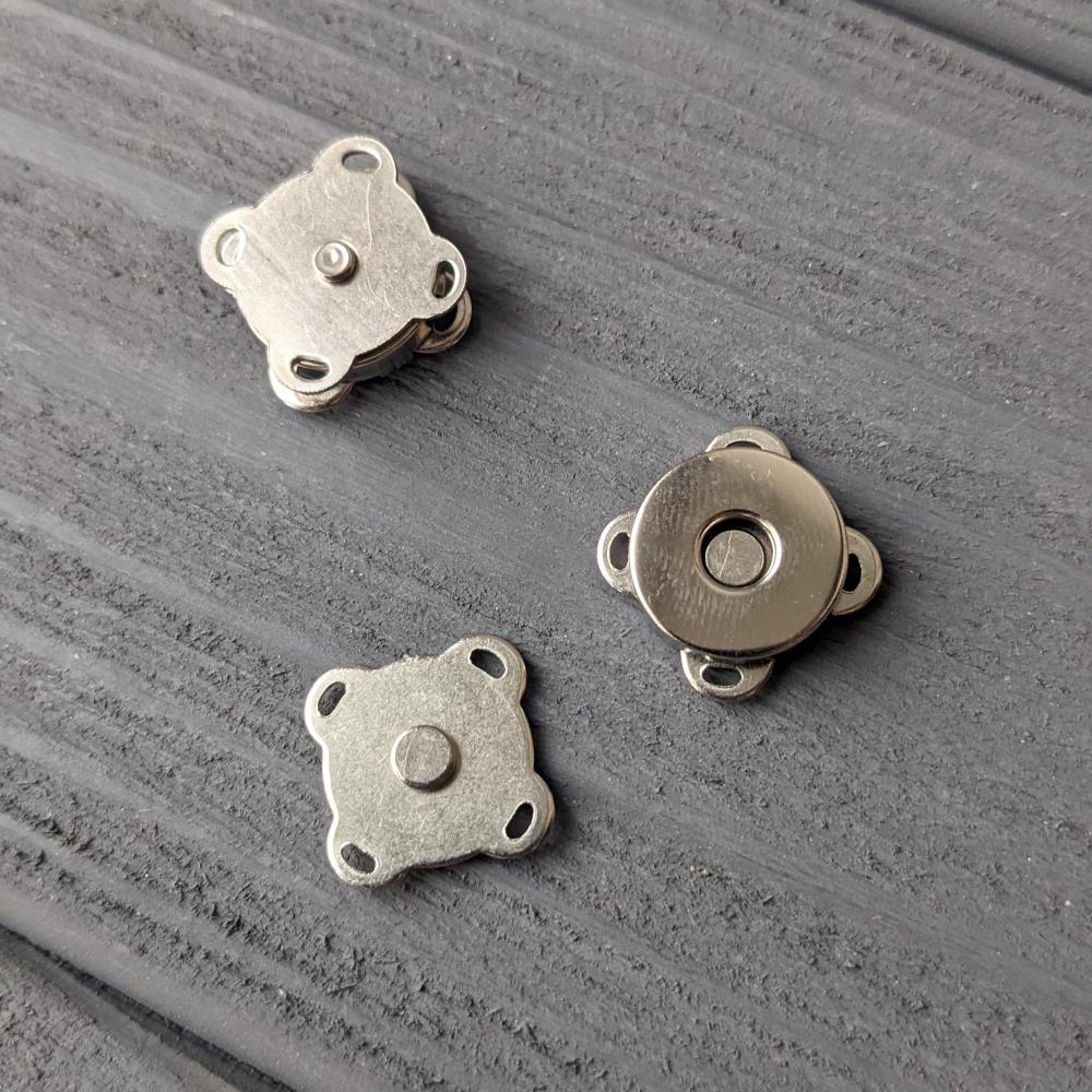 Magnetický našívací gombík 14 mm, oceľová farba.