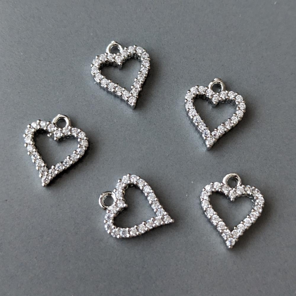 Prívesok v tvare ostrého srdca s kubickým zirkónom, 10x12 mm, ródiovaný.