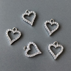 Prívesok v tvare ostrého srdca s kubickým zirkónom, 10x12 mm, ródiovaný.