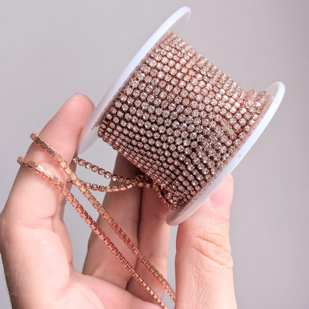 2 mm retiazka z čírych kamienkov v ružovom zlate.