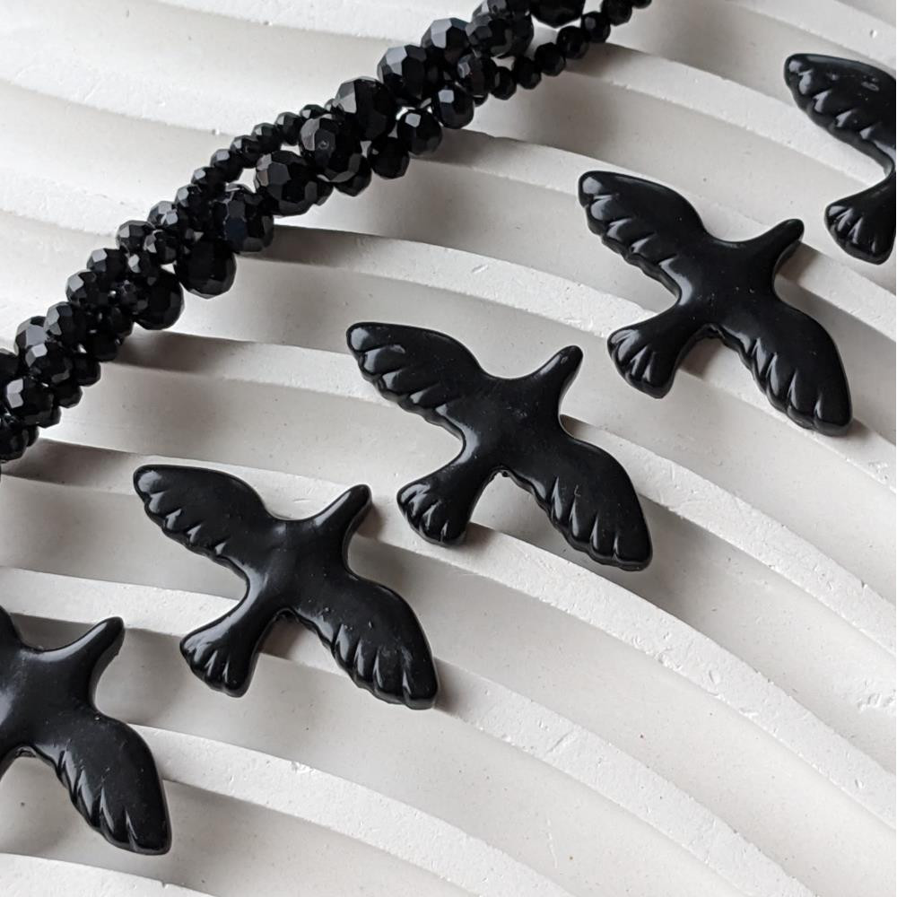 Čierna hrdlička z polymérovej hliny (menšia) s priechodným otvorom 2*3,2 (lakovaný náter)