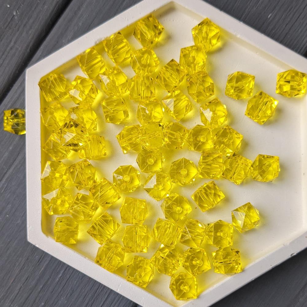 10 mm žlté akrylové korálky v tvare kocky, 500 gramov, 1200 ks.
