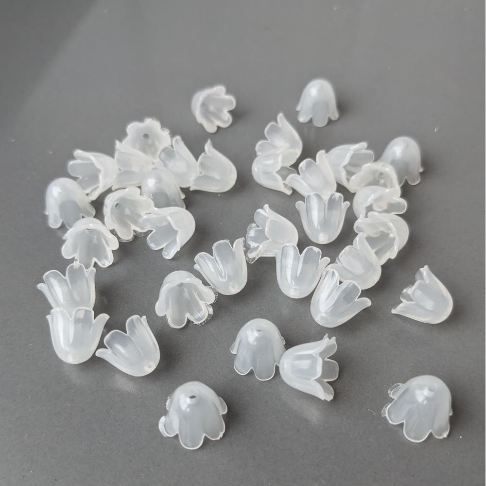 Akrylový kvet v tvare zvončeka, 10 mm, polomatná biela