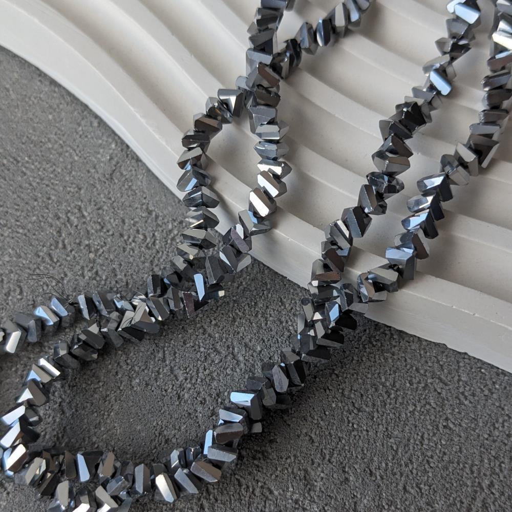 Krištáľový trojuholník 4*2,7 strieborný, 32 cm