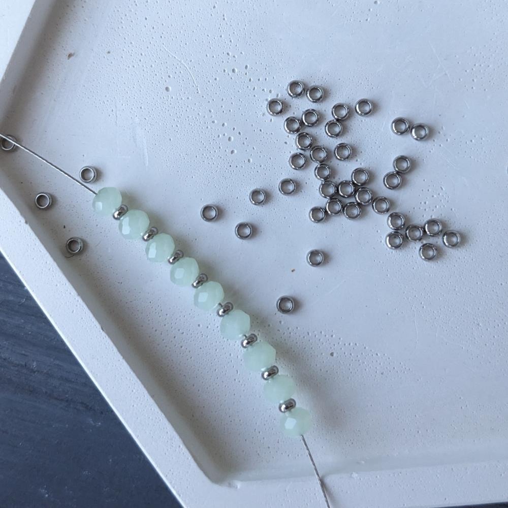 Nerezová deliaca lišta 2*1 mm, otvor 1 mm, 50 ks.
