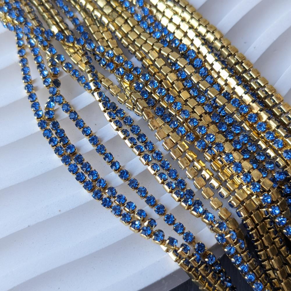 2,5 mm modrá retiazka s kamienkami v zlatej farbe