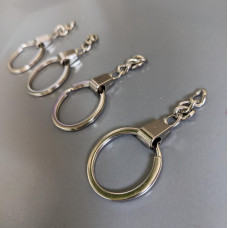 Podstavec na kľúčenku s retiazkou 30 mm, oceľová farba.