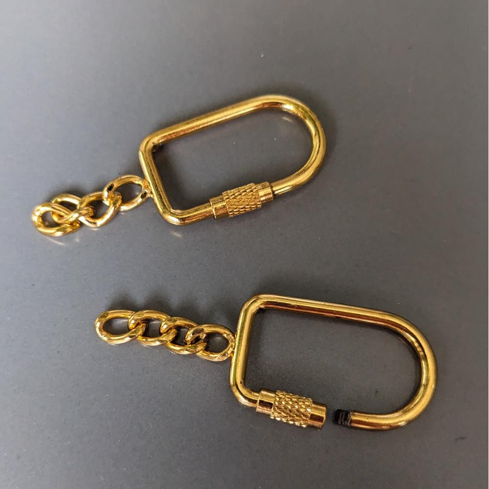 Základňa kľúčenky so skrutkou 50 mm, zlatá farba.