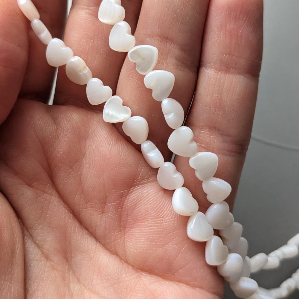 perleťové srdiečko 6 mm s vodorovným otvorom