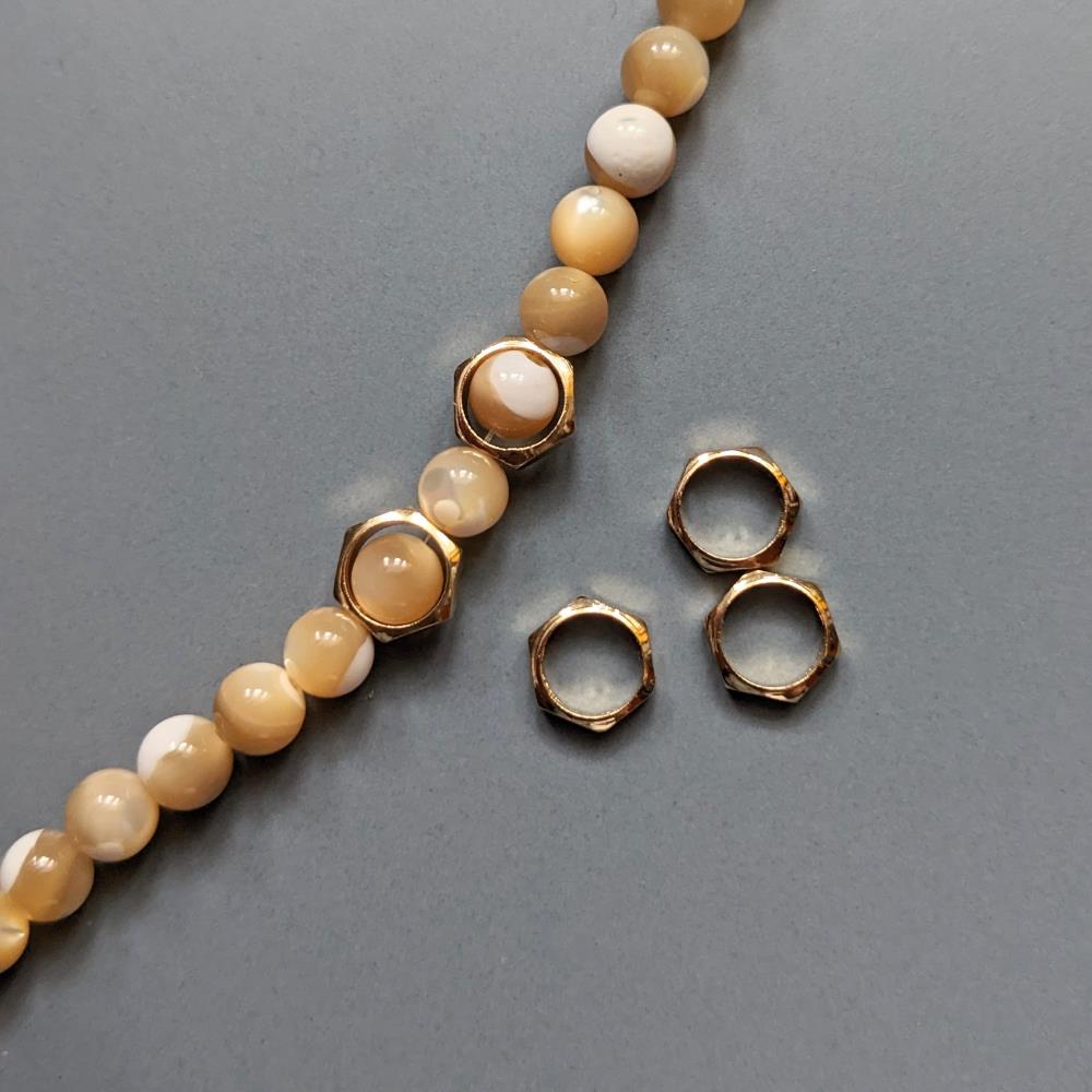 Šesťuholníkový obrys pre 6 mm korálku, luxusná zlatá zliatina