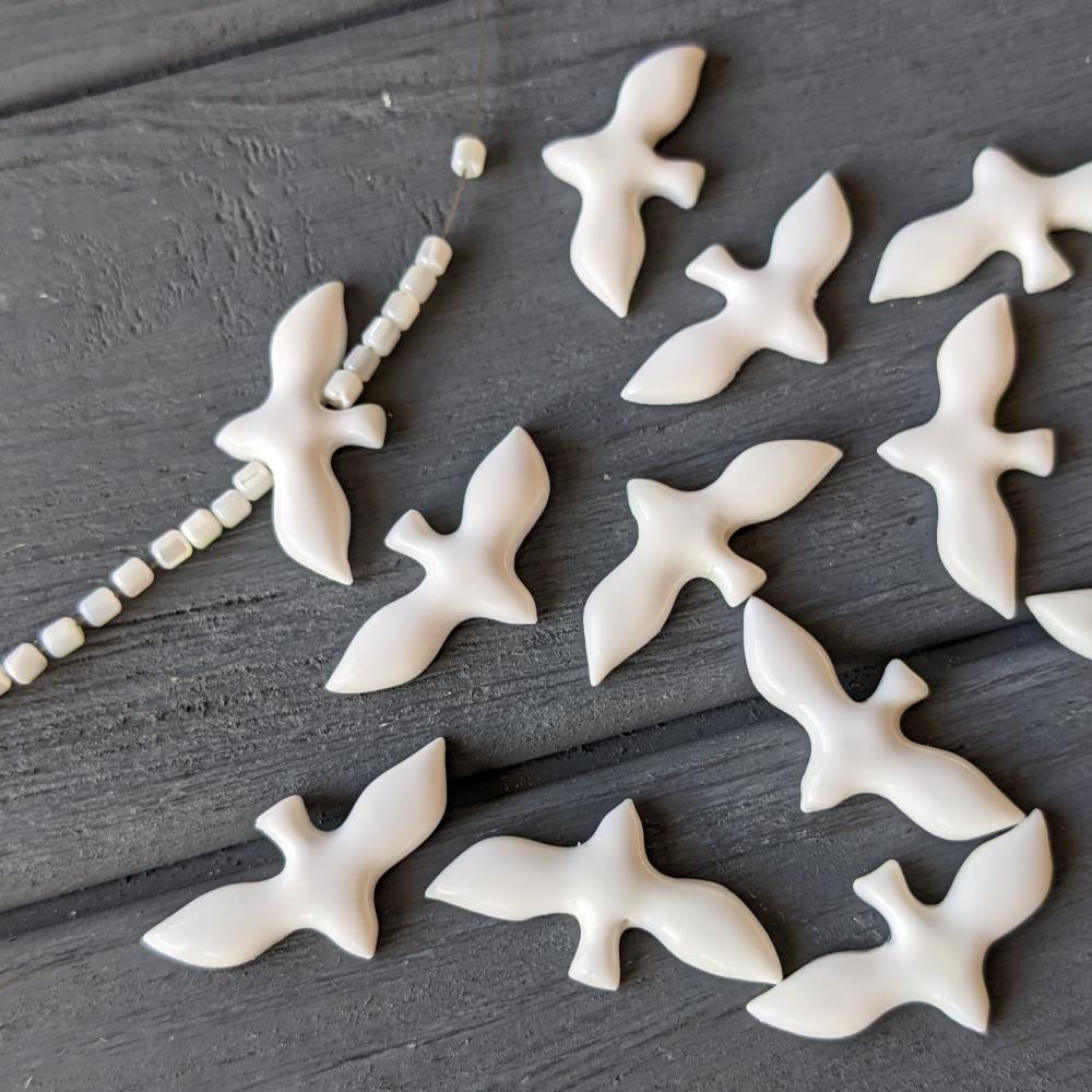 Minimalistická polymérová hlinová korytnačka 1,5*3,5 mm s priechodným otvorom (živicový povlak)