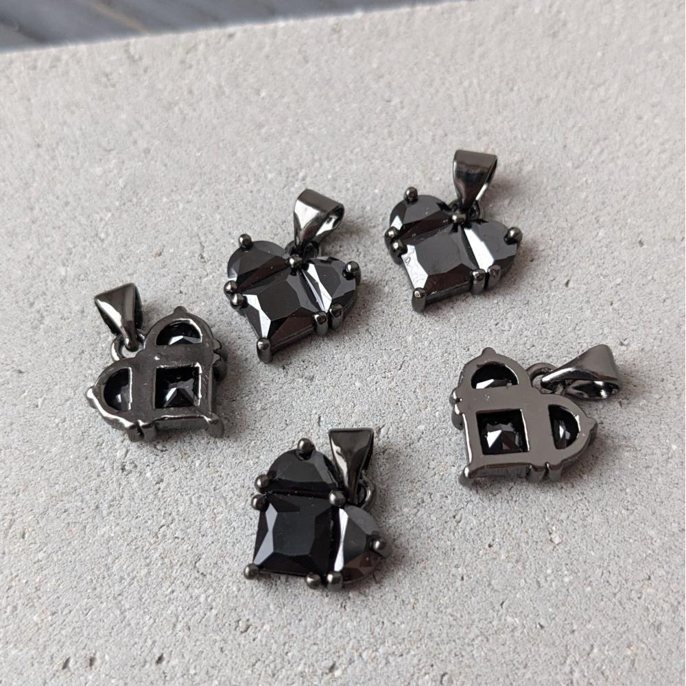 Čierne zirkónové srdce v čiernom ráme, 12 mm