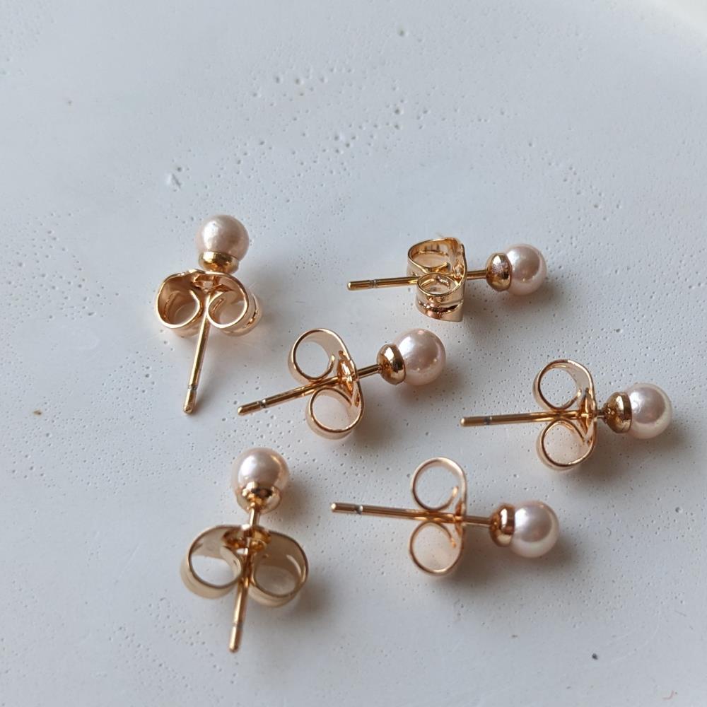 Puzetové náušnice Xuping s nahými perlami, pozlátené, 4 mm