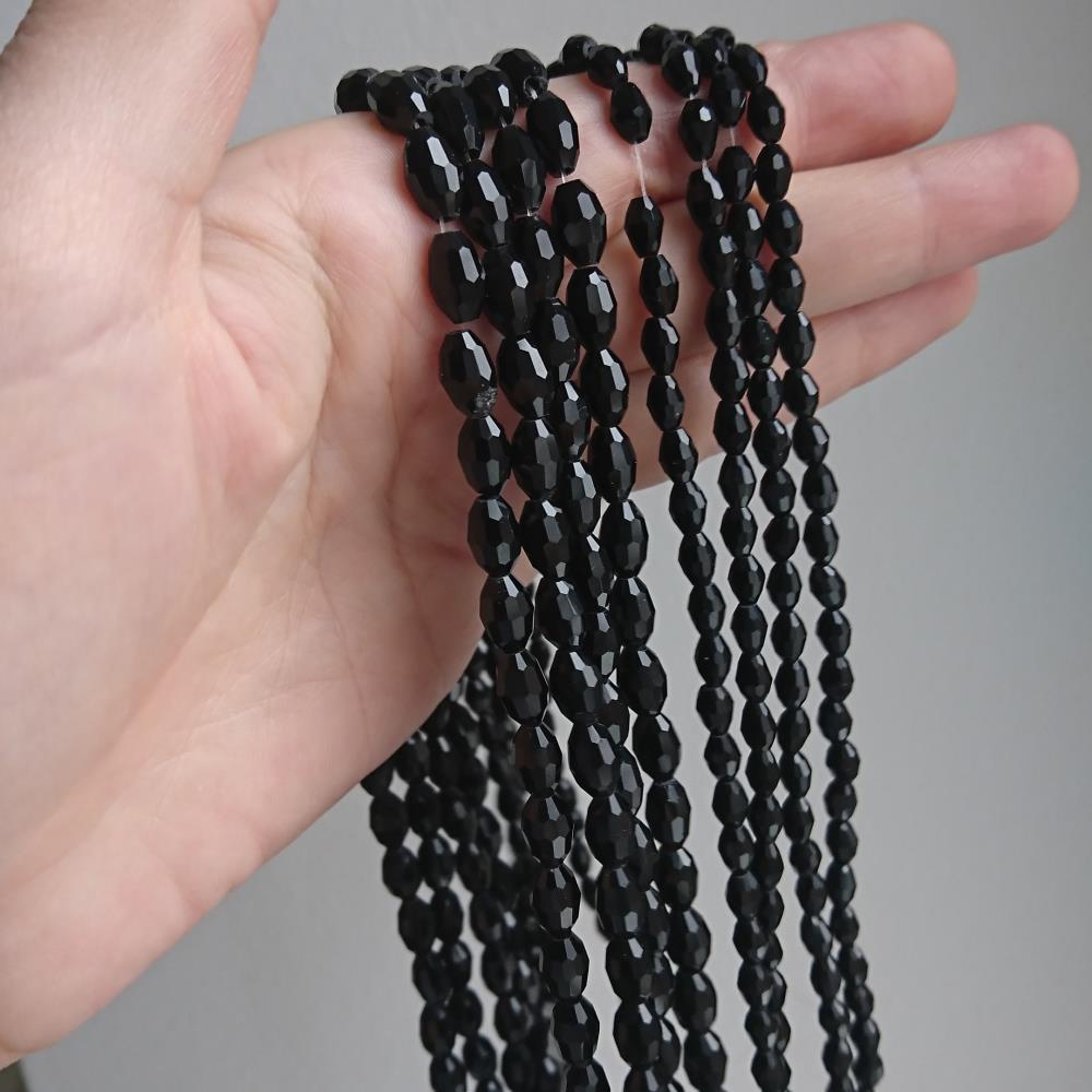 Čierny oválny 6*8, 68 ks.