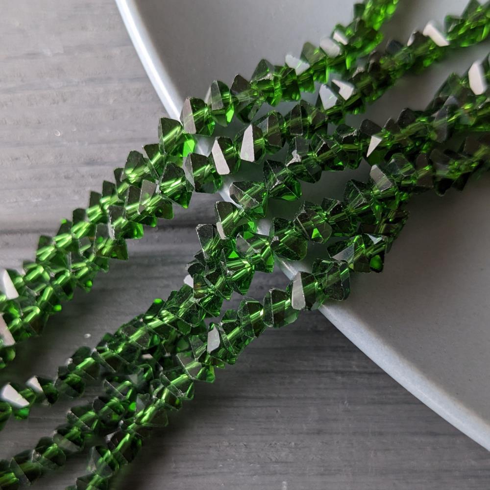 Krištáľový trojuholník 6*3,5 tmavozelený, 30 cm, 90 korálok