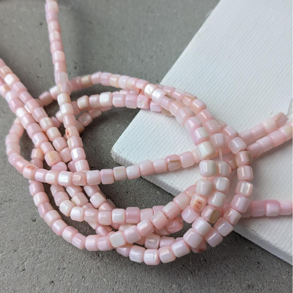 Perleťová kocka 3,4*3,6 mm ružová 37 cm