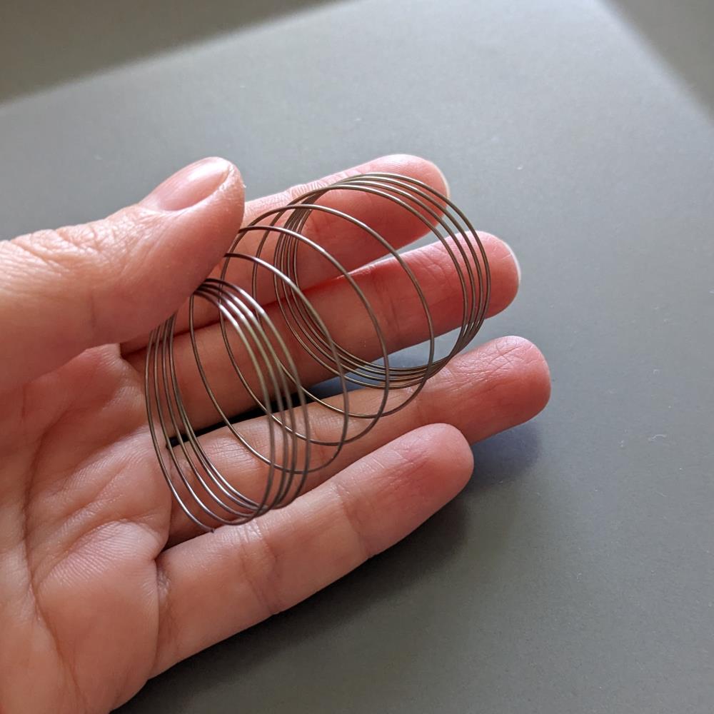 Pamäťový drôt z nehrdzavejúcej ocele, priemer 3,5 cm, hrúbka 0,6