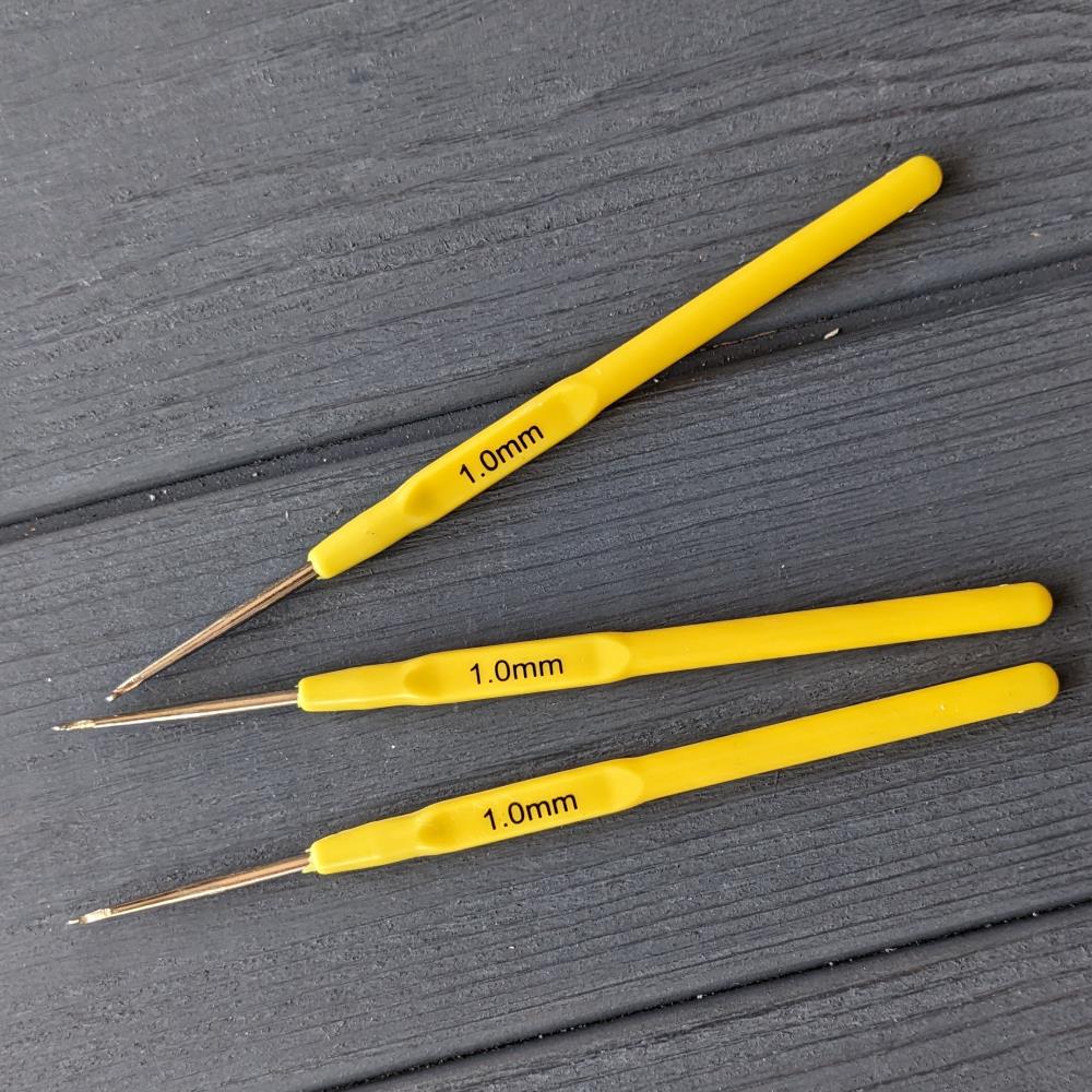 Háčik na háčkovanie 1.0 s plastovou rukoväťou